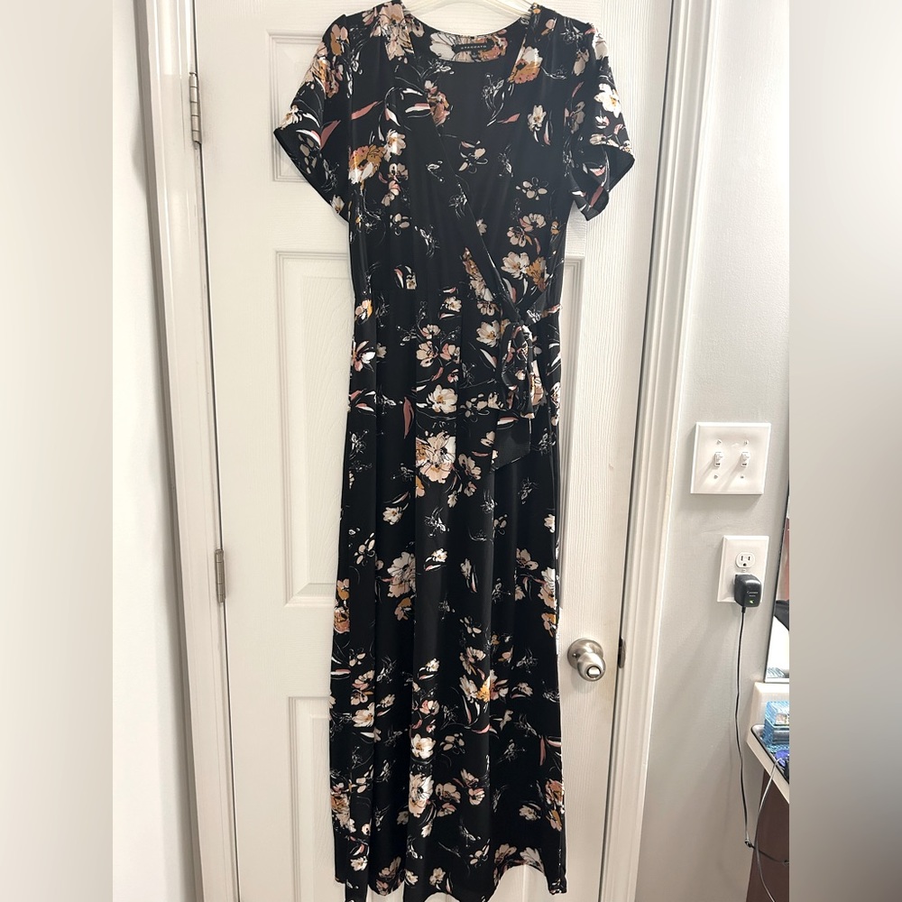 😍Beautiful😍 Faux Wrap Maxi Dress